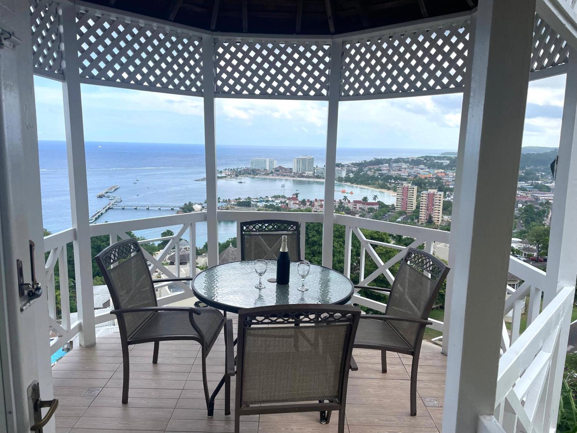 Oceanbreeze Jamaica Penthouse, 7-Minute Walk To Beach Ότσο Ρίος Εξωτερικό φωτογραφία