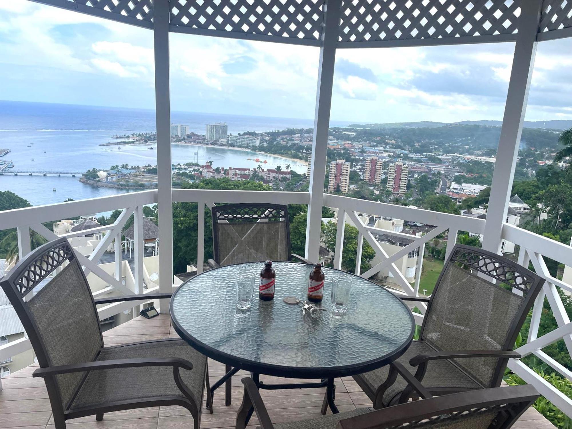 Oceanbreeze Jamaica Penthouse, 7-Minute Walk To Beach Ότσο Ρίος Εξωτερικό φωτογραφία
